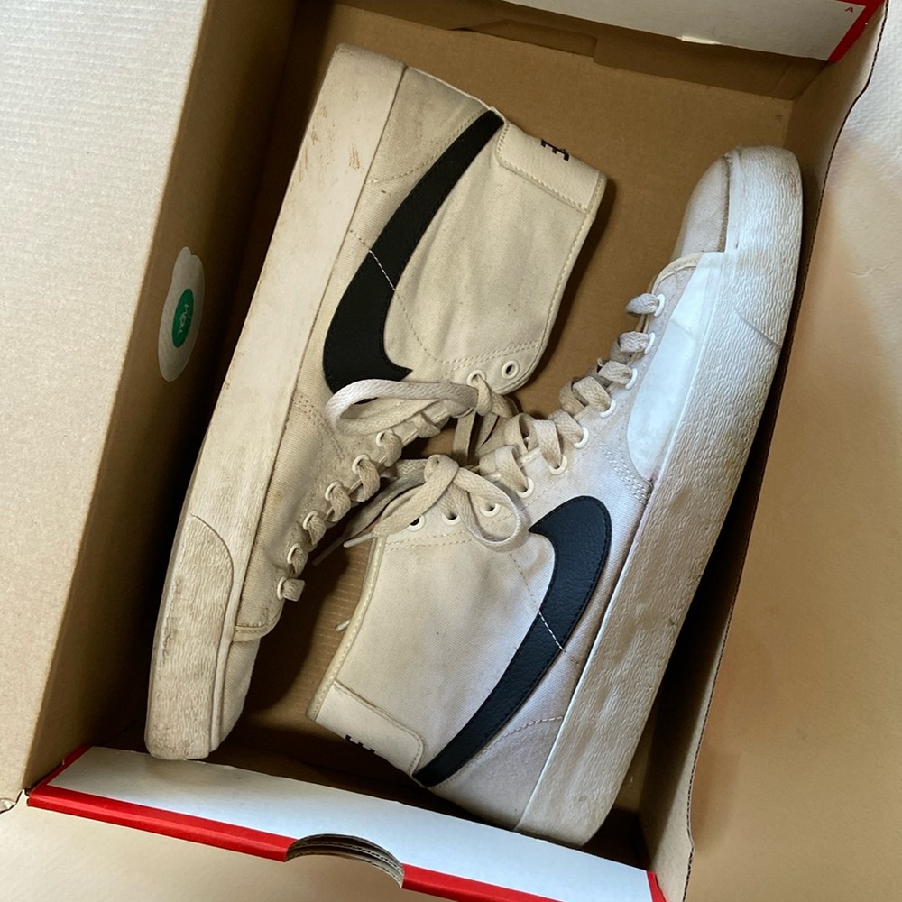 Men’s Size US 10 Nike SB Blzr Court Mid shoes, White canvas